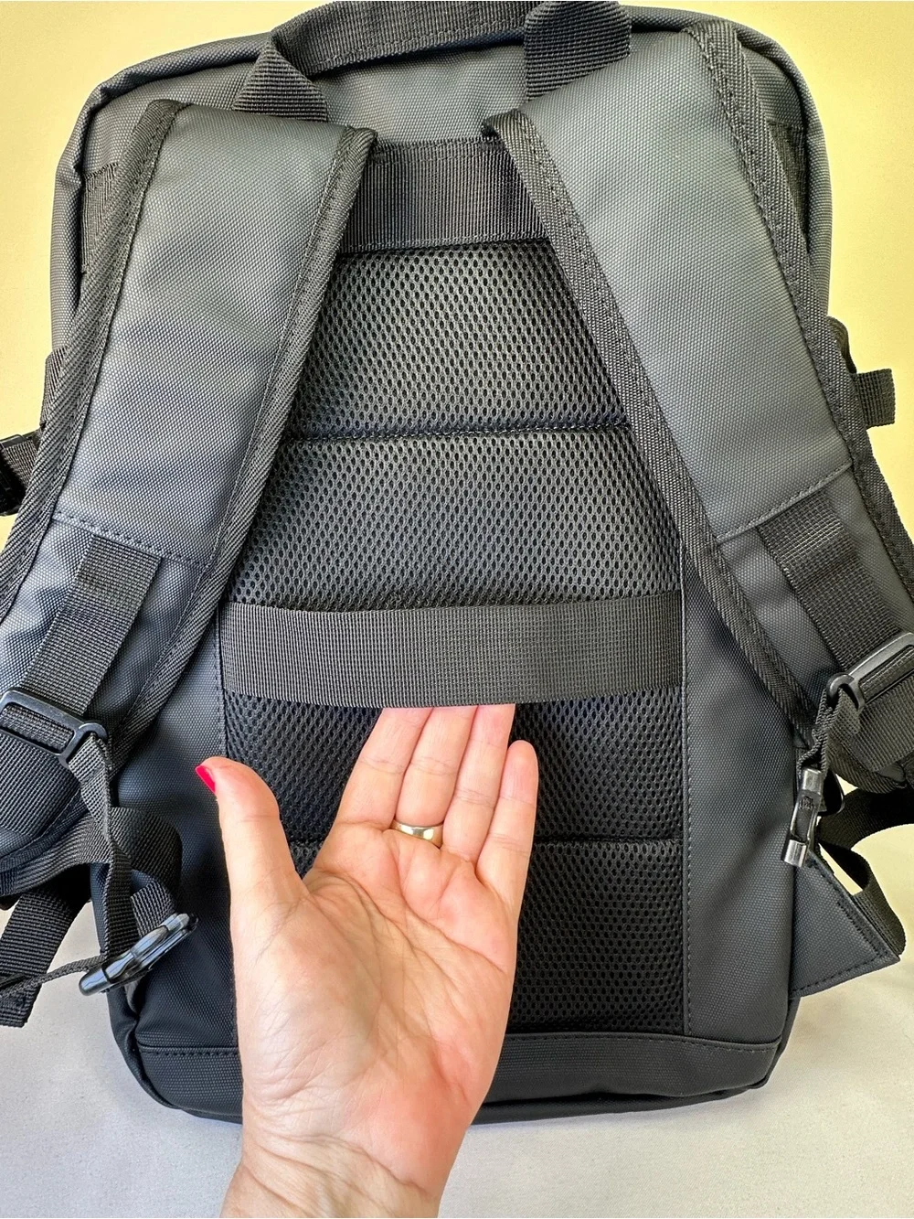 Primo Weekender Laptop 30L Backpack Black charging port NWT